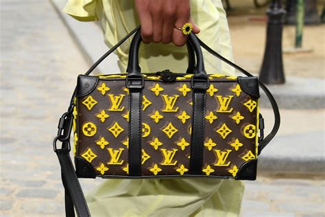 ogni quanto aumentano i prezzi di louis vuitton|Crescono i ricavi per Luis Vuitton (LVMH): l’alta moda non .